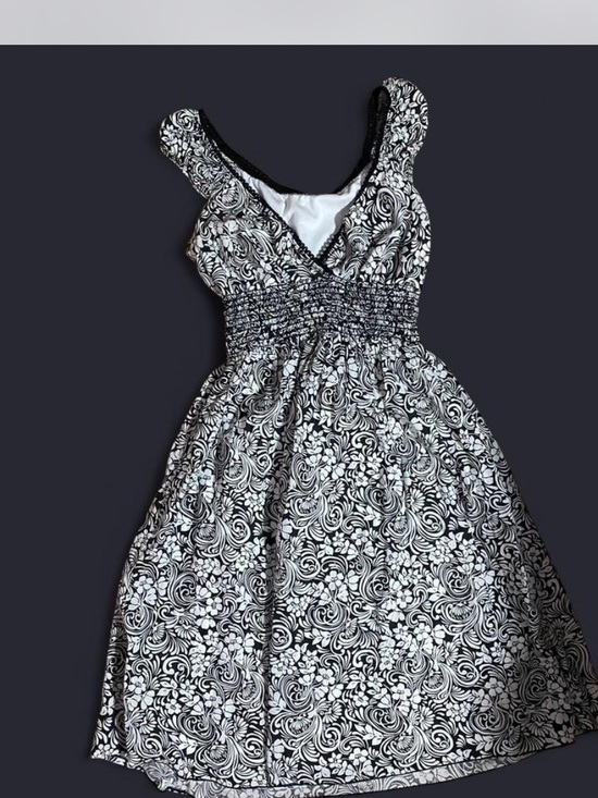 Dresses & Skirts - Black & White Floral Sleeveless Smocked Waist Dress
